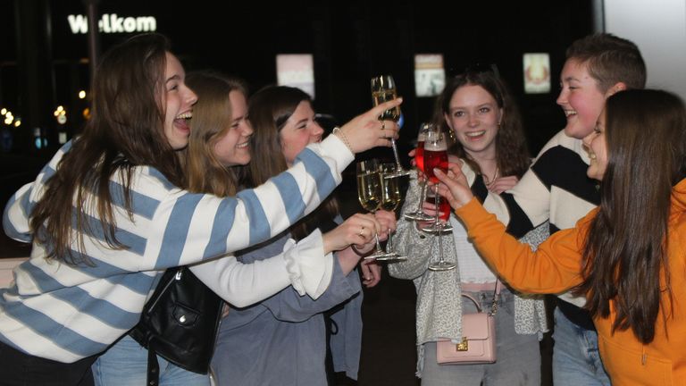 Bouke (tweede van rechts) proost met haar vriendinnen (Foto: Make-A-Wish).