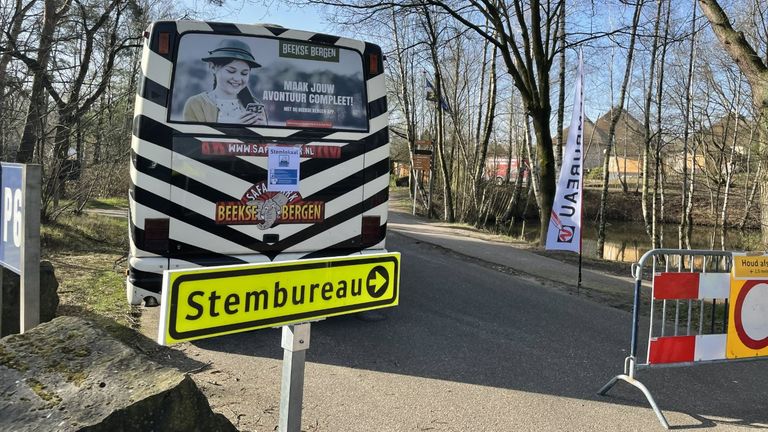 In de Beekse Bergen vormt een safaribus het stembureau (foto: René van Hoof). 