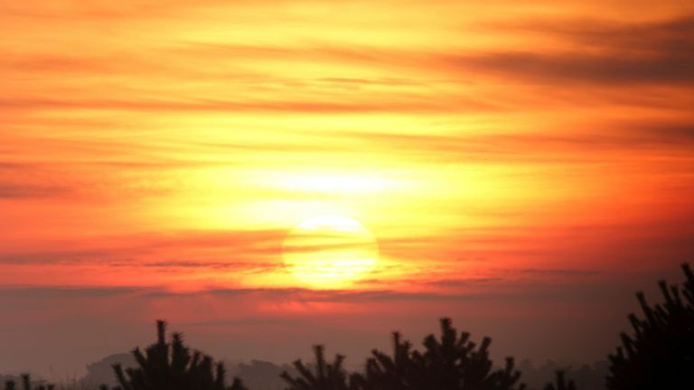 Roodoranje lucht door Saharastof (foto: Ben Saanen)