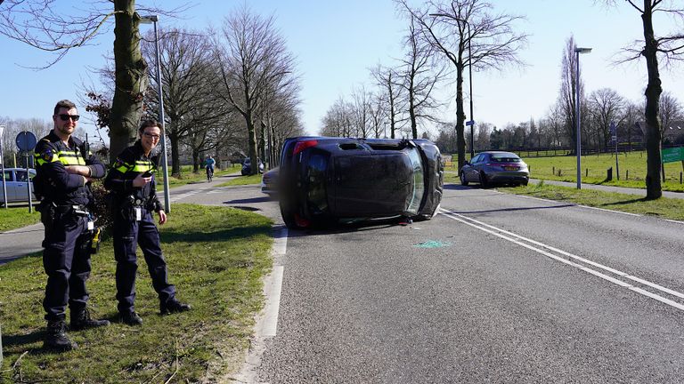 Een bergingsbedrijf zal de auto weghalen (foto: Jeroen Stuve/SQ Vision).