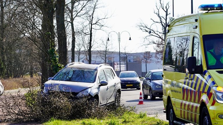 De auto heeft schade aan de voorkant (foto: Jeroen Stuve/SQ Vision).