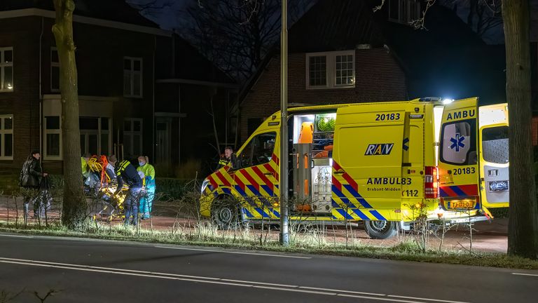 De fietsster is met spoed naar een ziekenhuis gebracht (foto: Iwan van Dun/SQ Vision).