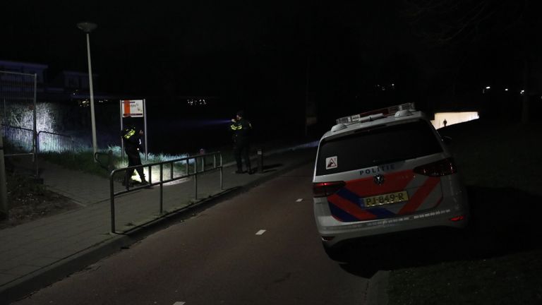 Meerdere politie-eenheden deden onderzoek na het horen van de knallen in Roosendaal (foto: Christian Traets/SQ Vision).