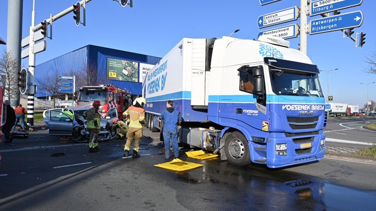 Vrachtwagen en auto botsen in Breda (foto: SQ Vision - Perry Roovers).