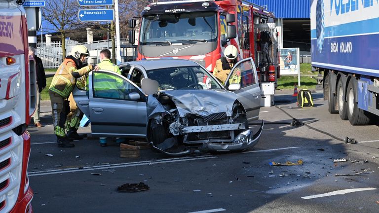 Een passagier van de auto raakte gewond (foto: SQ Vision - Perry Roovers).