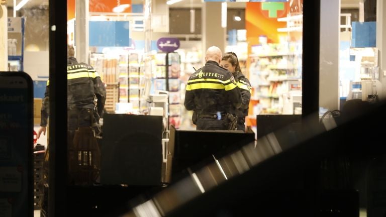 Overval op supermarkt in Roosendaal (foto: SQ Vision - Christian Traets).