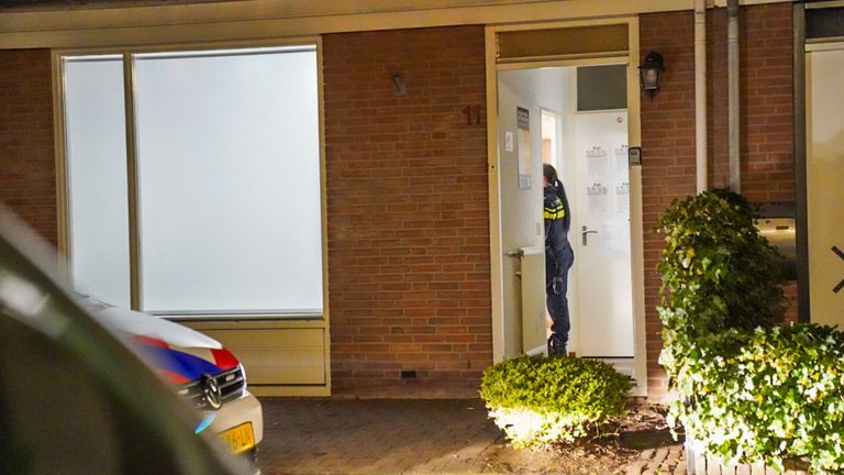 Twee verdachten aangehouden in het huis aan de Bergeraclaan in Eindhoven (foto: SQ Vision - Dave Hendriks).