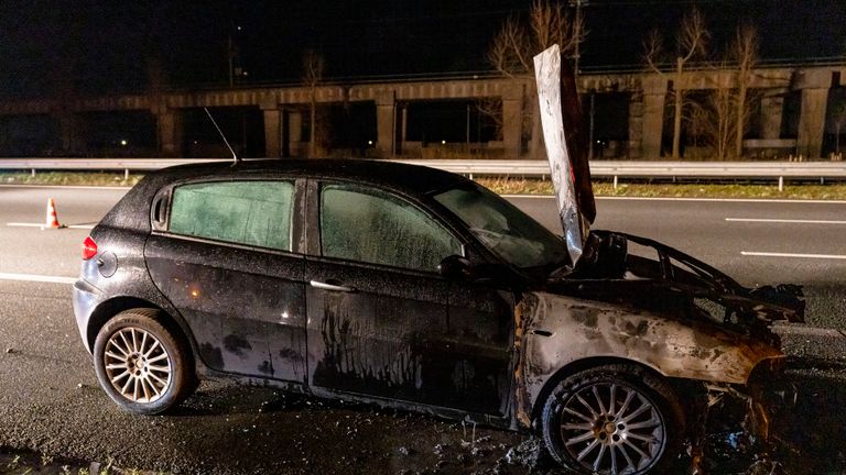 De auto vatte vlam op de A16 bij Zevenbergschen Hoek (foto: Marcel van Dorst/SQ Vision).