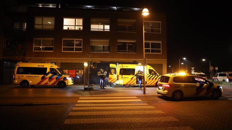 Verschillende hulpdiensten werden opgeroepen na de steekpartij in Best (foto: Sander van Gils/SQ Vision).