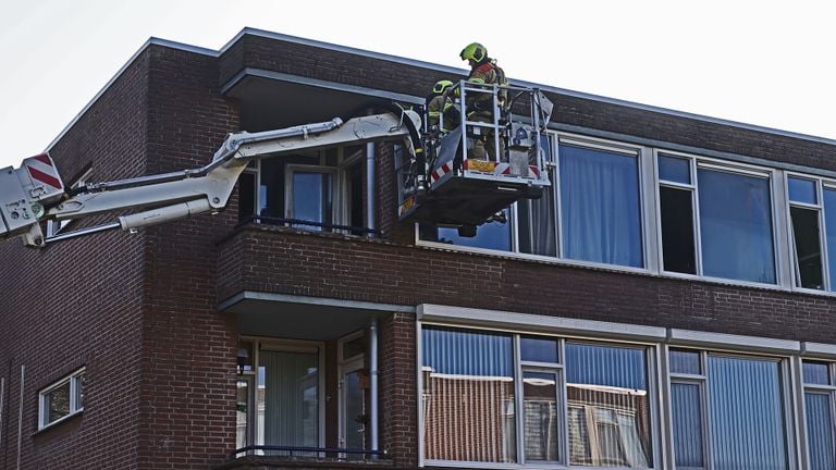 De brandweer bij het appartement in Oss (foto: SQ Vision).