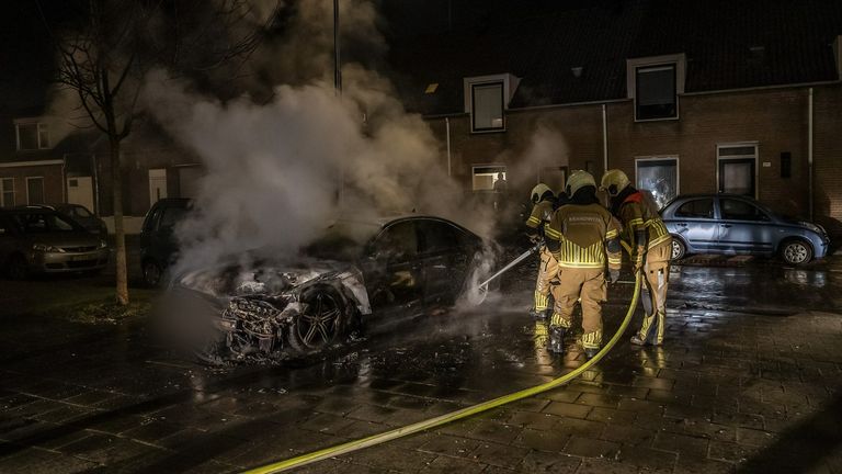 De brandweer bij het autowrak in Tilburg (foto: Jack Brekelmans/SQ Vision).