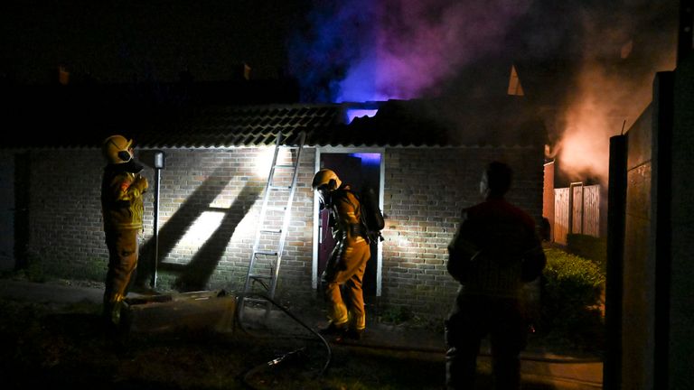De brandweer bij de schuur aan de Olivier van Noortstraat in Breda (foto: Perry Roovers/SQ Vision).