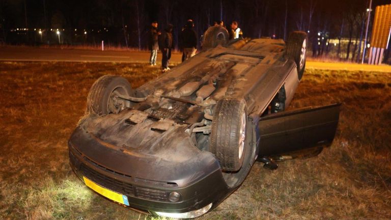 Bij de crash op de afslag van de A2 was geen ander verkeer betrokken (foto: Bart Meesters).