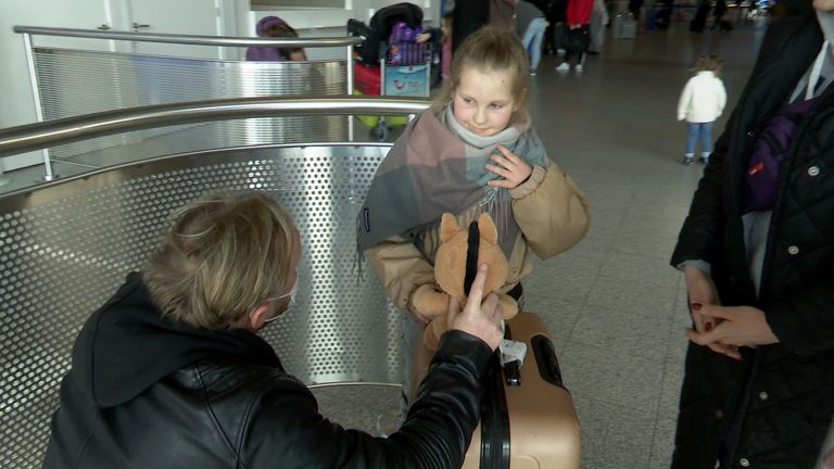 Milana krijgt een knuffeltje bij aankomst in Eindhoven (foto: Noël van Hooft).