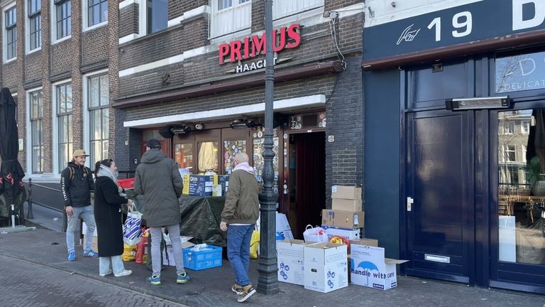 Vannacht gaan Job en een maat op pad met de ingezamelde spullen richting de grens met de Oekraïne (foto: René van Hoof).