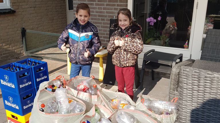 Jayden zamelde samen met zijn vrienden lege flessen in voor het goede doel.