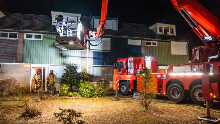 De brandweer aan het werk (foto: Dave Hendriks/SQ Vision Mediaprodukties).