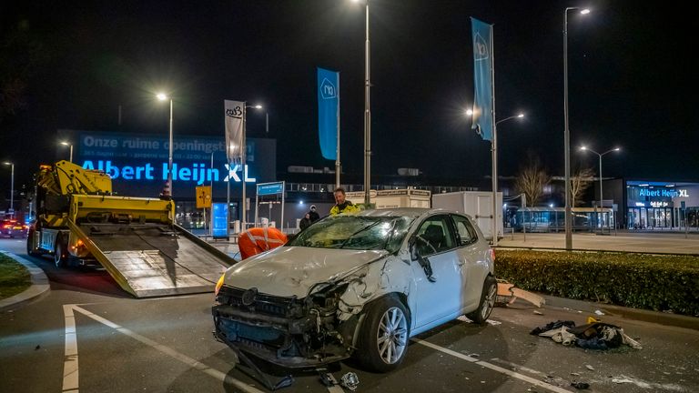 De wagens werden weggetakeld (foto: Jack Brekelmans/SQ Vision Mediaprodukties).