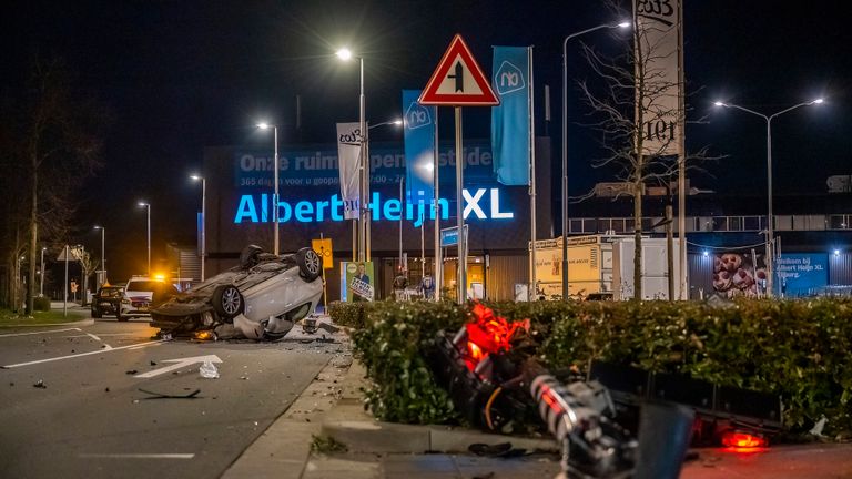 Het geramde verkeerslicht en verderop de gelanceerde auto (foto: Jack Brekelmans/SQ Vision Mediaprodukties).