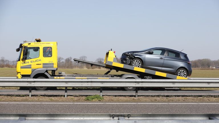 Een auto werd na het ongeluk op de A58 bij Heerle getakeld (foto: Christian Traets/SQ Vision).