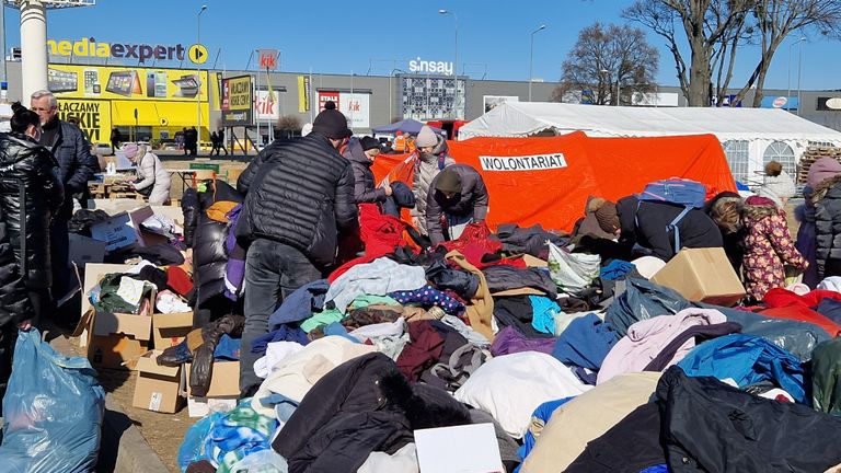 Mensen zoeken op straat naar kleding (foto: Noël van Hooft).