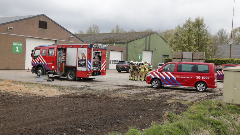 Brandweerlieden overleggen met elkaar (foto: Christian Traets/SQ Vision Mediaprodukties).