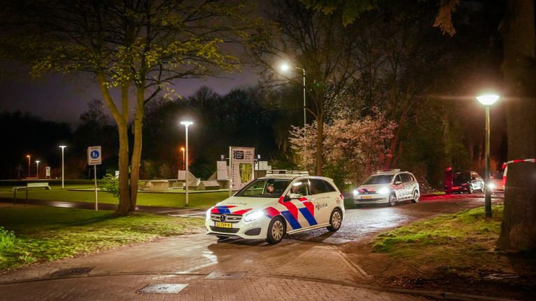 Met veel manschappen werd de omgeving van de Elburglaan in Eindhoven uitgekamd (foto: SQ Vision).