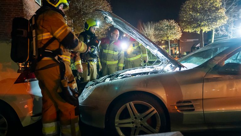 De brandweer controleerde de auto aan de Oude Molenstraat in Oss (foto: Gabor Heeres/SQ Vision).