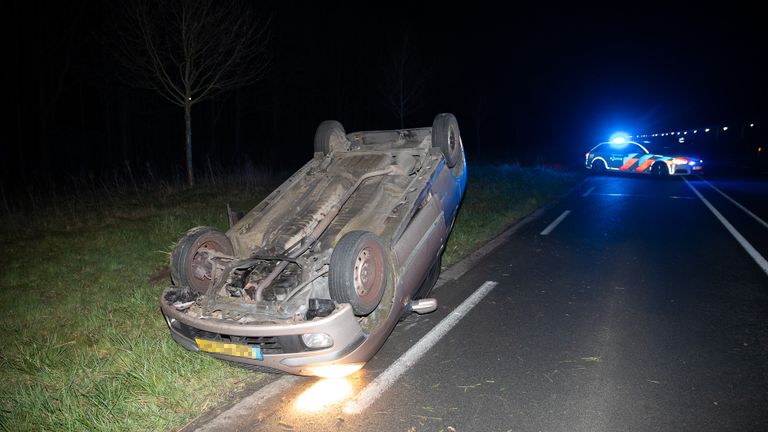 Toen de politie aankwam, was er niemand bij de over de kop geslagen auto op de N262 te bekennen (foto: Christian Traets/SQ Vision).