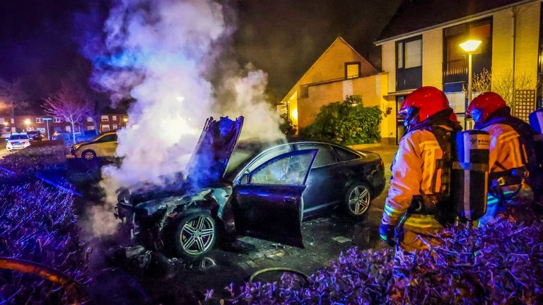 De schade aan de auto die geparkeerd was aan de Viottastraat in Eindhoven is aanzienlijk (foto: SQ Vision).