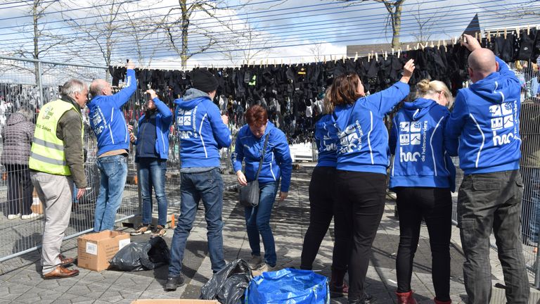 Vrijwilligers hangen sokken voor de langste waslijn (foto: Kia Vereijken).