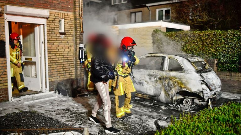 De vrouw en haar hondje worden in veiligheid gebracht (foto: Rico Vogels/SQ Vision Mediaprodukties).