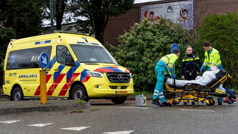 Een ambulance heeft de fietser naar het ziekenhuis gebracht (foto: Marcel van Dorst/SQ Vision).