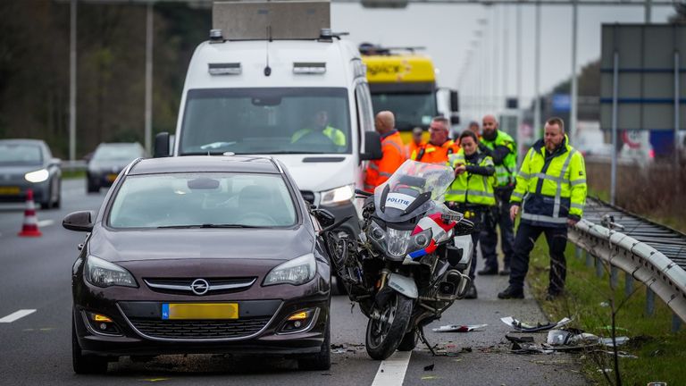 Een van de beschadigde motoren met een ander betrokken voertuig (foto: SQ Vision).