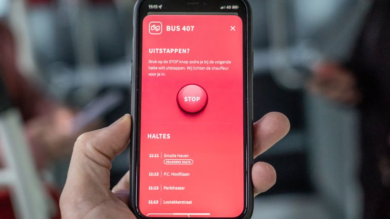 Je arm optillen om op de stopknop in de bus te drukken, is verleden tijd.