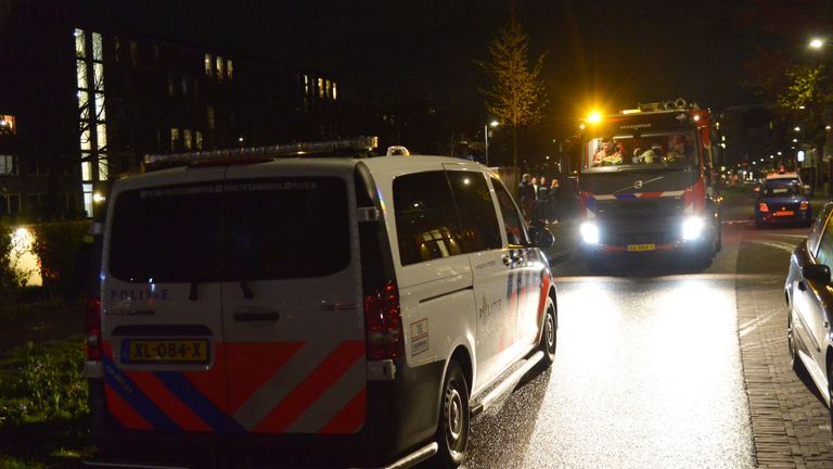 Vanwege de brand bij coffeeshop Pax de Boot werden politie en bandweer opgeroepen (foto: Perry Roovers/SQ Vision).