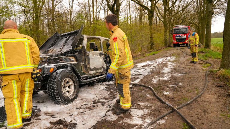 Brandweermannen bij de uitgebrande auto (foto: Harrie Grijseels/SQ Vision).