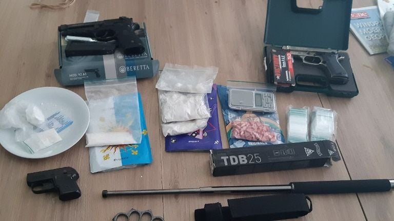 Het onderzoek naar de drugshandelaar uit Fijnaart leidde naar diverse wapens, drugs en zwaar vuurwerk (foto: politie).
