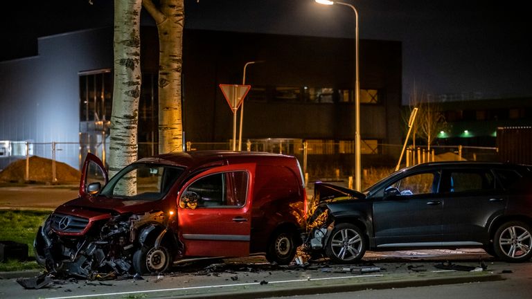 Het ongeluk in Tilburg gebeurde rond kwart over tien 's avonds (foto: Jack Brekelmans/SQ Vision).