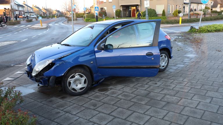 Auto botst tegen paal en eindigt op fietspad (foto: Kevin Kanters - SQ Vision).