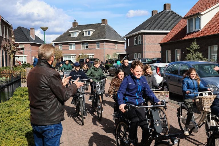 Niels wordt onthaald door kinderen uit Bergeijk (foto: Leo Jansen).