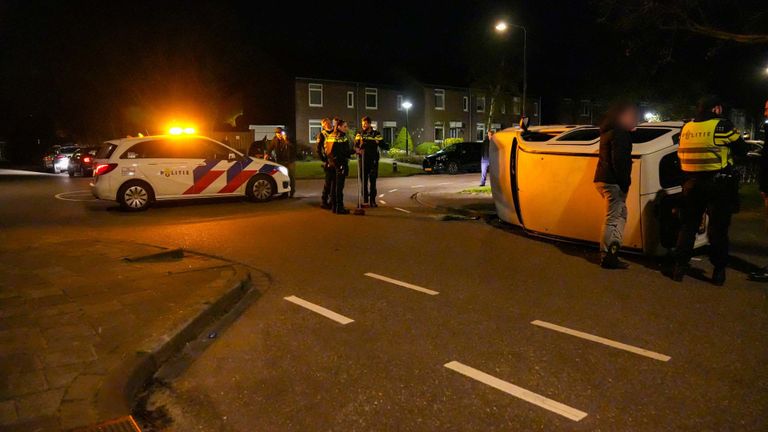 De politie onderzoekt hoe de aanrijding in Beek en Donk kon gebeuren foto: Harrie Grijseels/SQ Vision).