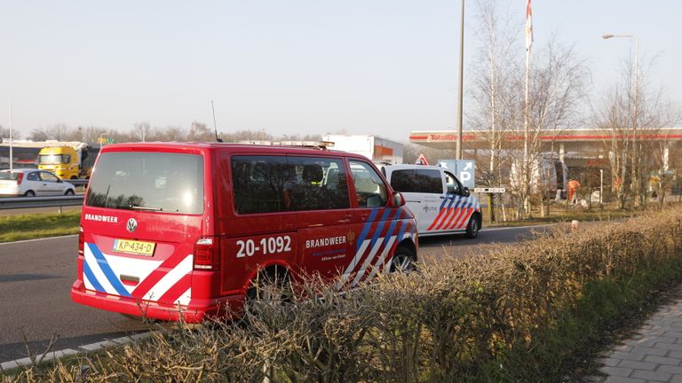 Na het raken van het bijvulstation werd de brandweer gealarmeerd (foto: Christian Traets./SQ Vision).