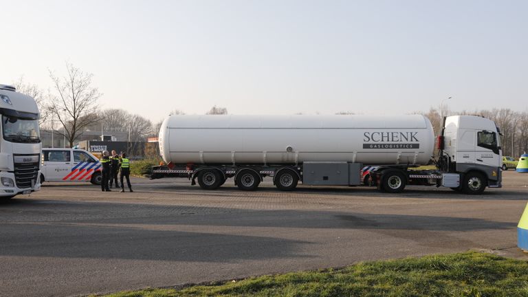 De vrachtwagenchauffeur raakte het bijvulstation tijdens het manoeuvreren (foto: Christian Traets/S\Q Vision).