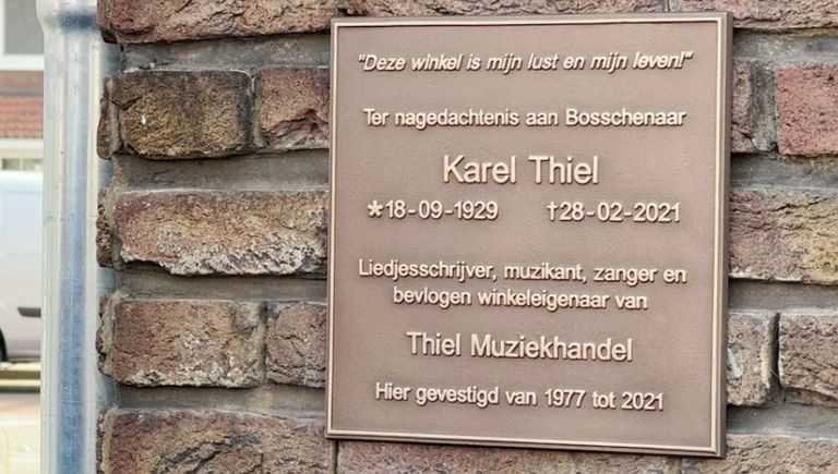 De plaquette op de oude muziekwinkel van Karel Thiel
