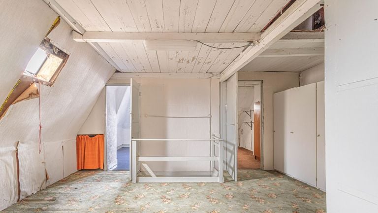 Via de overloop op de tweede verdieping kom je bij vier slaapkamers uit (foto: ZY makelaars).