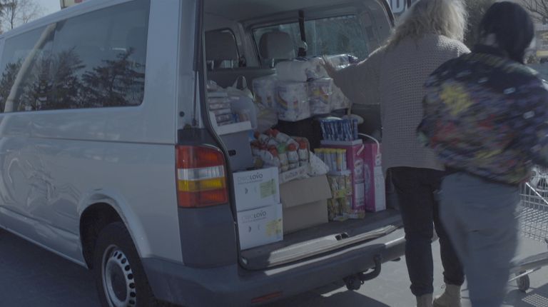 Met een volgeladen busje vertrok Sophie voor de tweede keer samen met een vriendin en documentairemaakster Maaike naar Polen. (foto: Maaike Kleverlaan)