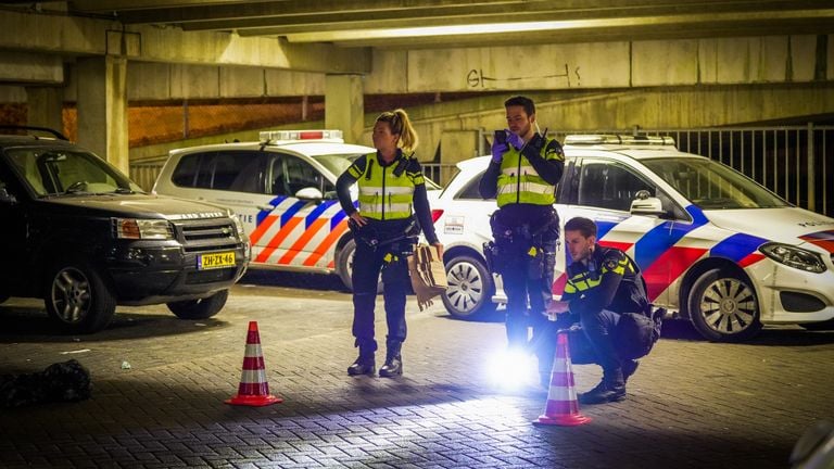 De politie onderzoekt wat de man die bloedend werd gezien aan het Eindje in Eindhoven overkomen is (foto: SQ Vision).