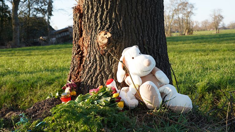 Bloemen en een knuffel op de plek in Chaam waar een baby en een kindje van 4 omkwamen (foto: Jeroen Stuve/SQ Vision).