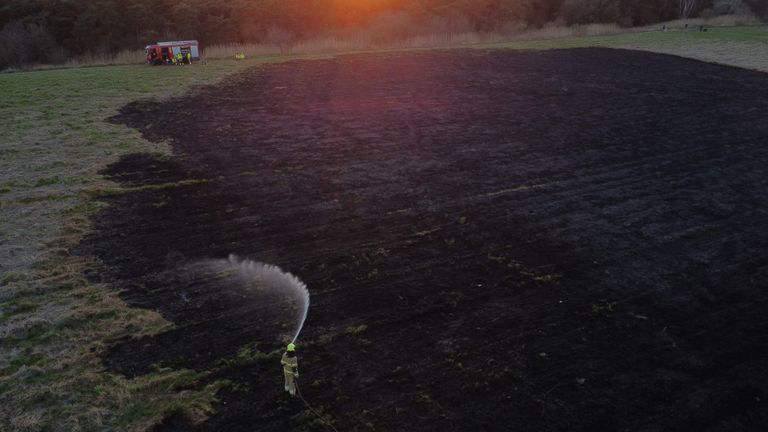 Brandweer moest opschalen zodat het vuur niet oversloeg naar de bossen (foto: Bart Meesters / SQ Vision).